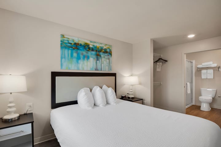 WaterWalk Extended Stay Charlotte - Arrowood suite in Charlotte, North Carolina
