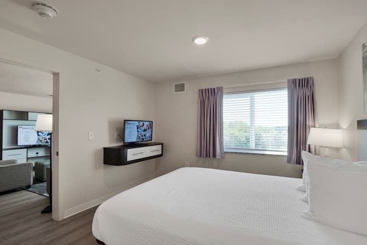 WaterWalk Extended Stay Charlotte - Arrowood suite in Charlotte, North Carolina