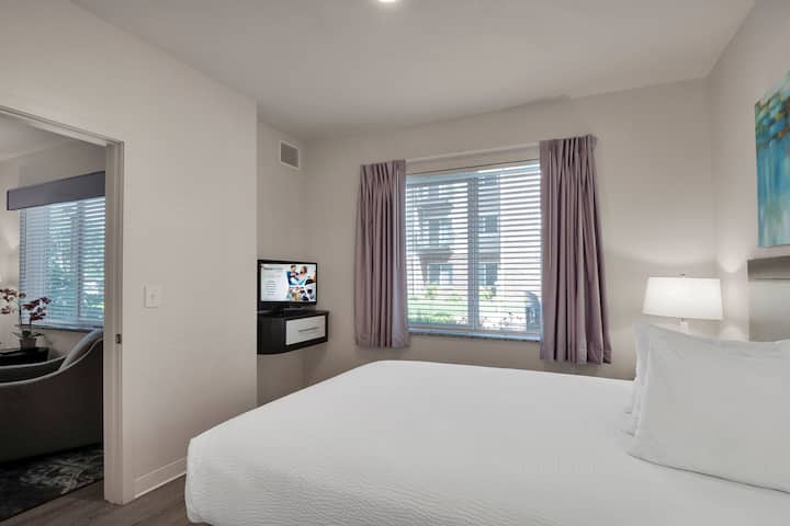 WaterWalk Extended Stay Charlotte - Arrowood suite in Charlotte, North Carolina