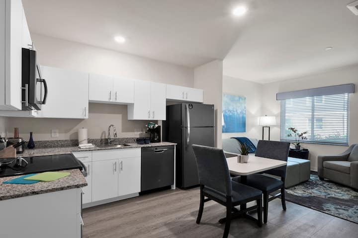 WaterWalk Extended Stay Charlotte - Arrowood suite in Charlotte, North Carolina