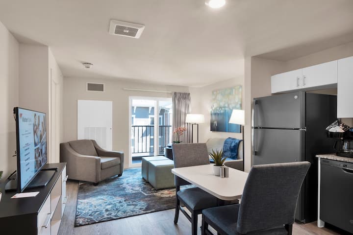 WaterWalk Extended Stay Charlotte - Arrowood suite in Charlotte, North Carolina