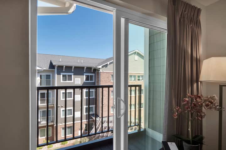 WaterWalk Extended Stay Charlotte - Arrowood suite in Charlotte, North Carolina