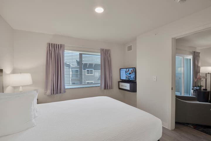 WaterWalk Extended Stay Charlotte - Arrowood suite in Charlotte, North Carolina