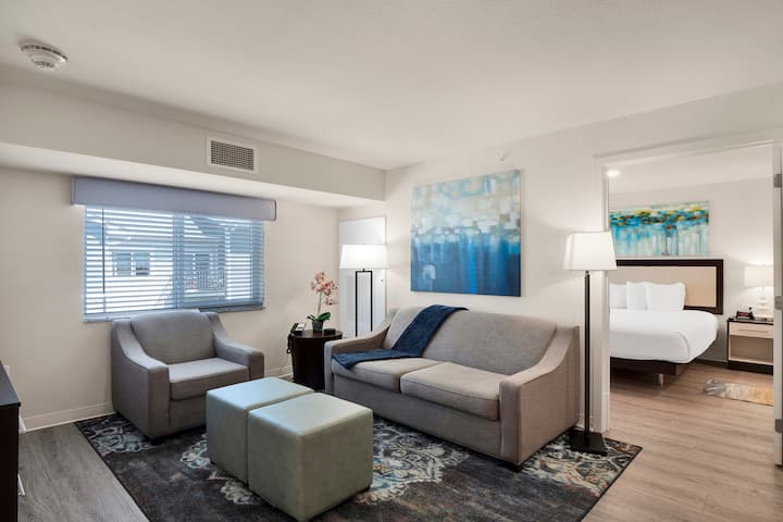 WaterWalk Extended Stay Charlotte - Arrowood suite in Charlotte, North Carolina