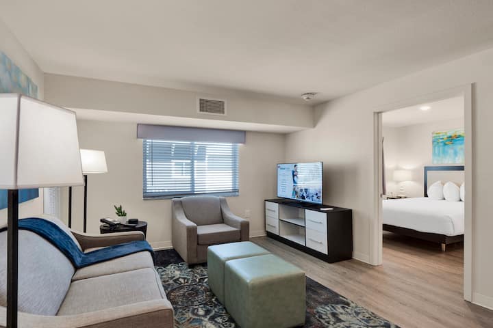 WaterWalk Extended Stay Charlotte - Arrowood suite in Charlotte, North Carolina