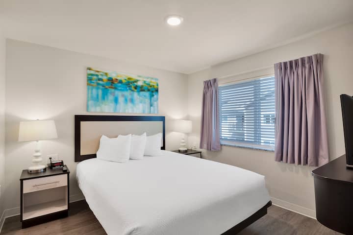 WaterWalk Extended Stay Charlotte - Arrowood suite in Charlotte, North Carolina