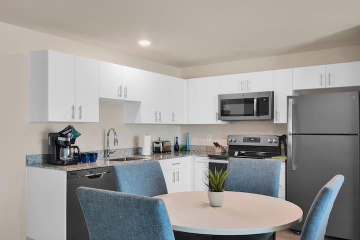 WaterWalk Extended Stay Charlotte - Arrowood suite in Charlotte, North Carolina