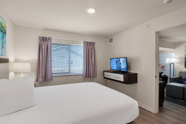 WaterWalk Extended Stay Charlotte - Arrowood suite in Charlotte, North Carolina