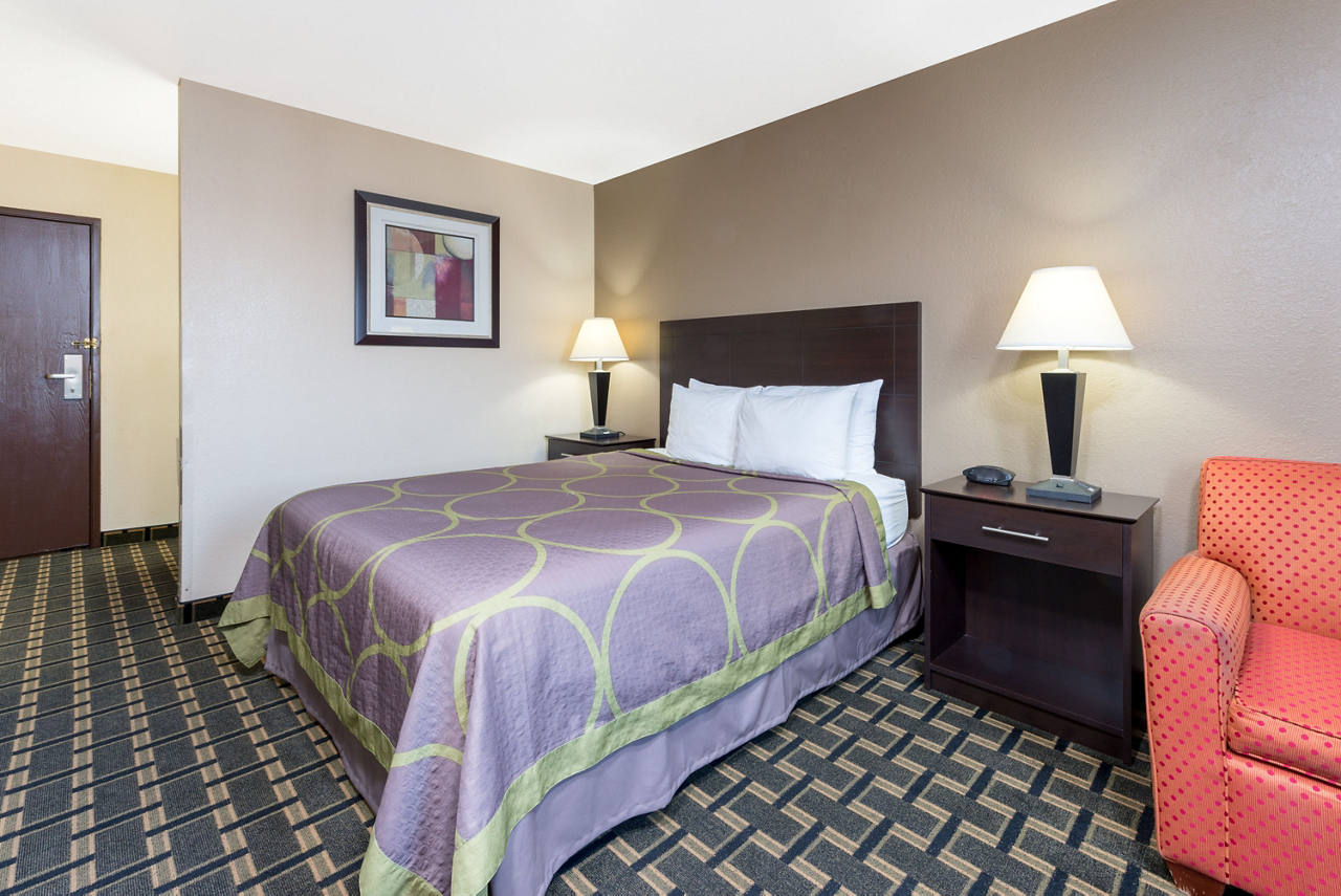 1 Queen Bed Room
