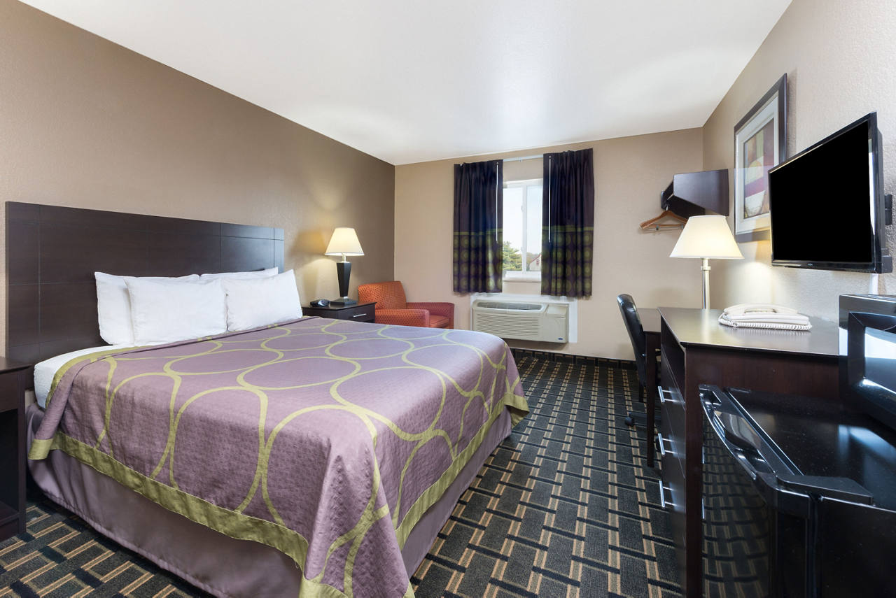 1 Queen Bed Room