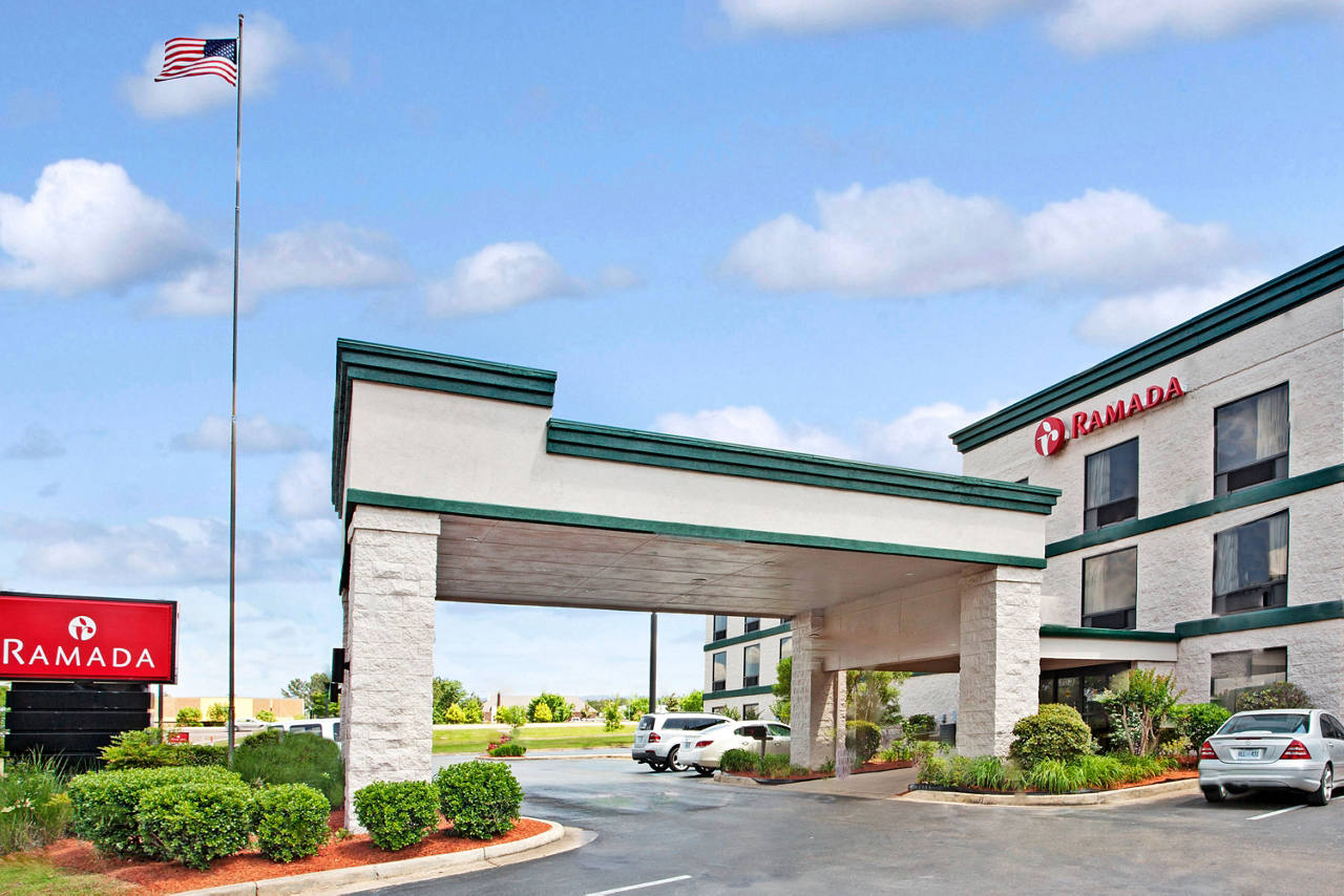 Welcome to the Jackson/Pearl Ramada Airport Hotel