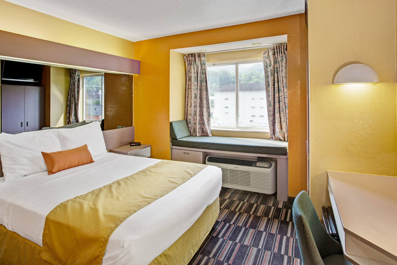 1 Queen Bed Room