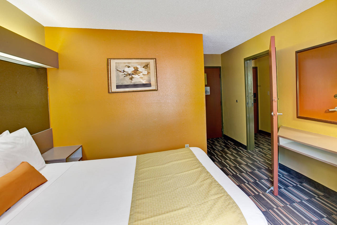 1 Queen Bed Room