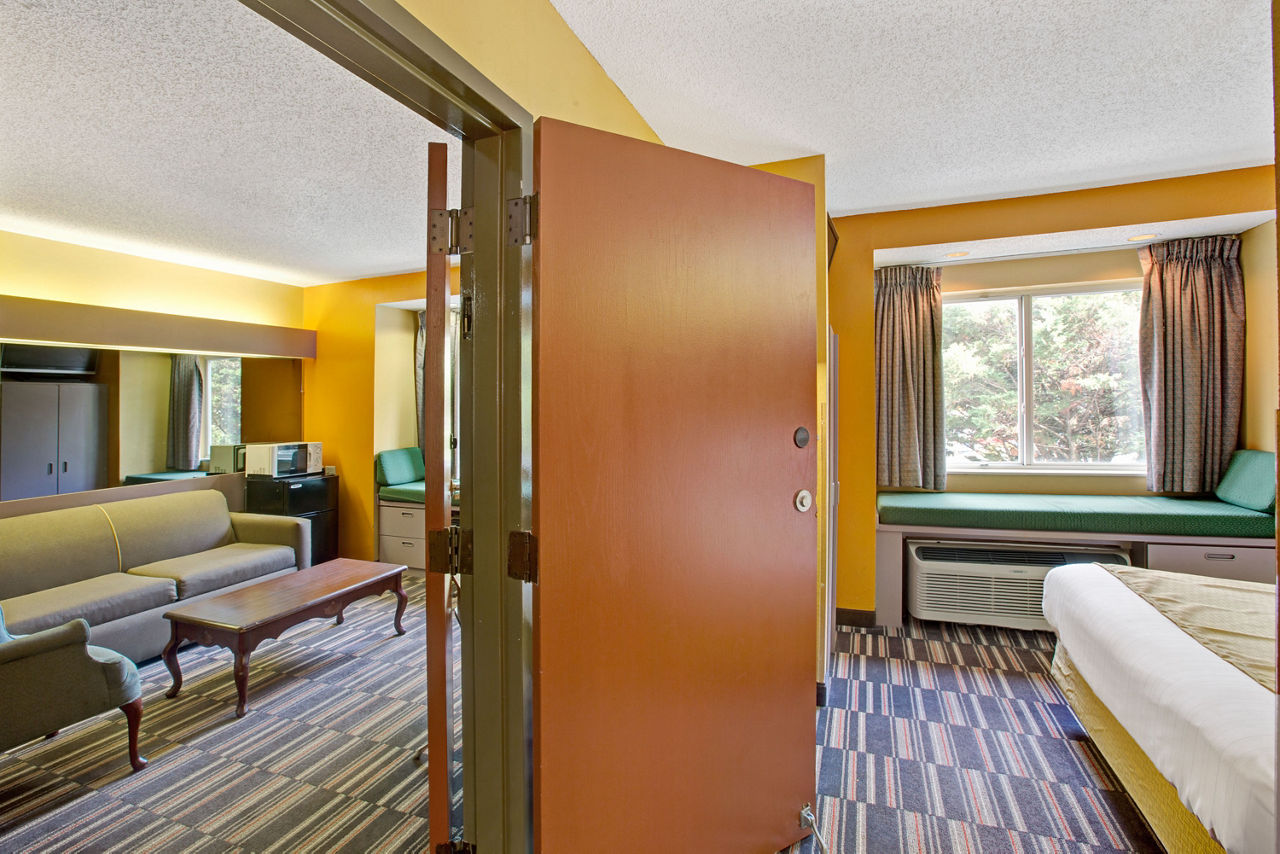 1 Queen Bed 2 Room Suite