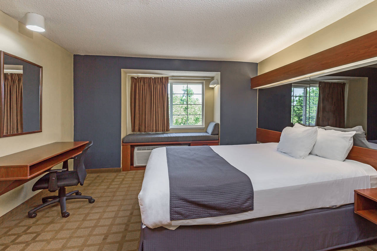1 Queen Bed Room