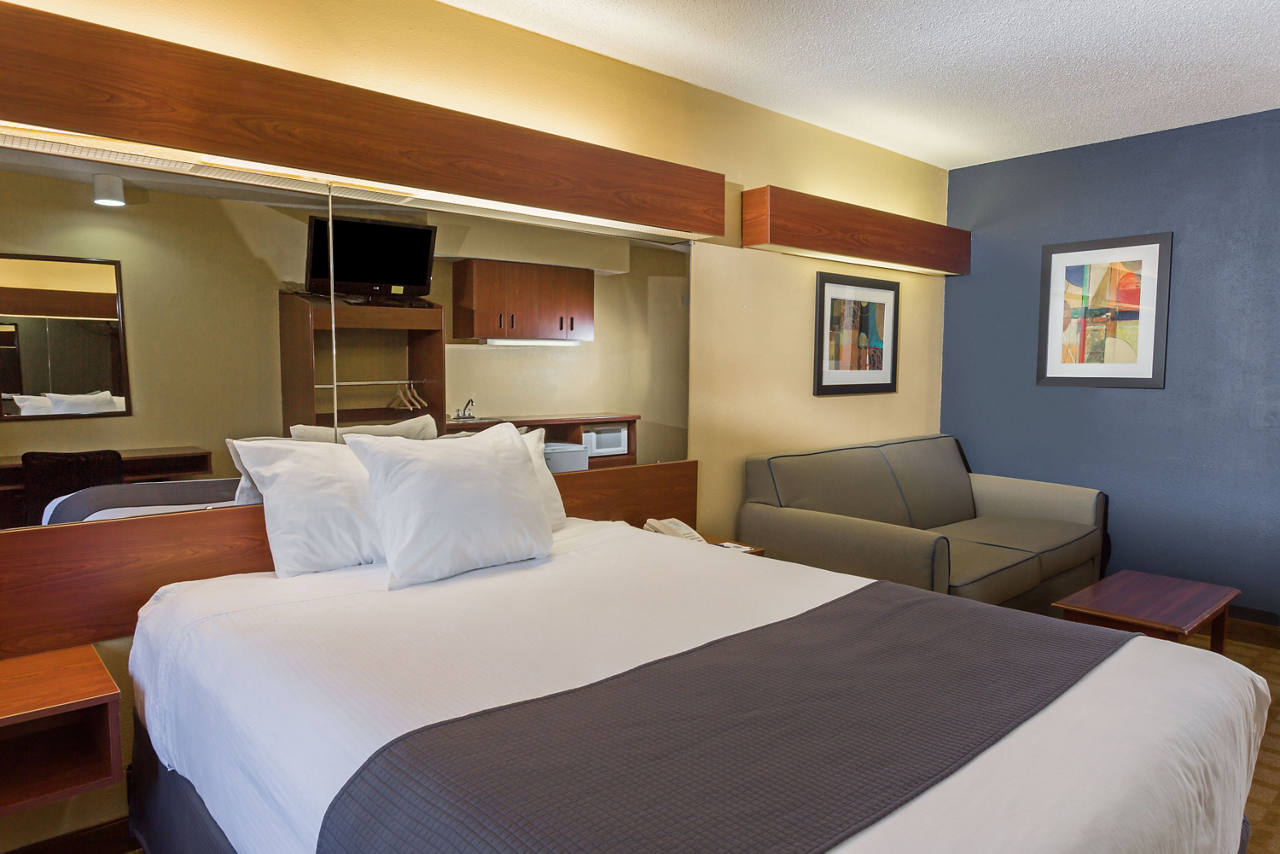 1 Queen Bed Suite