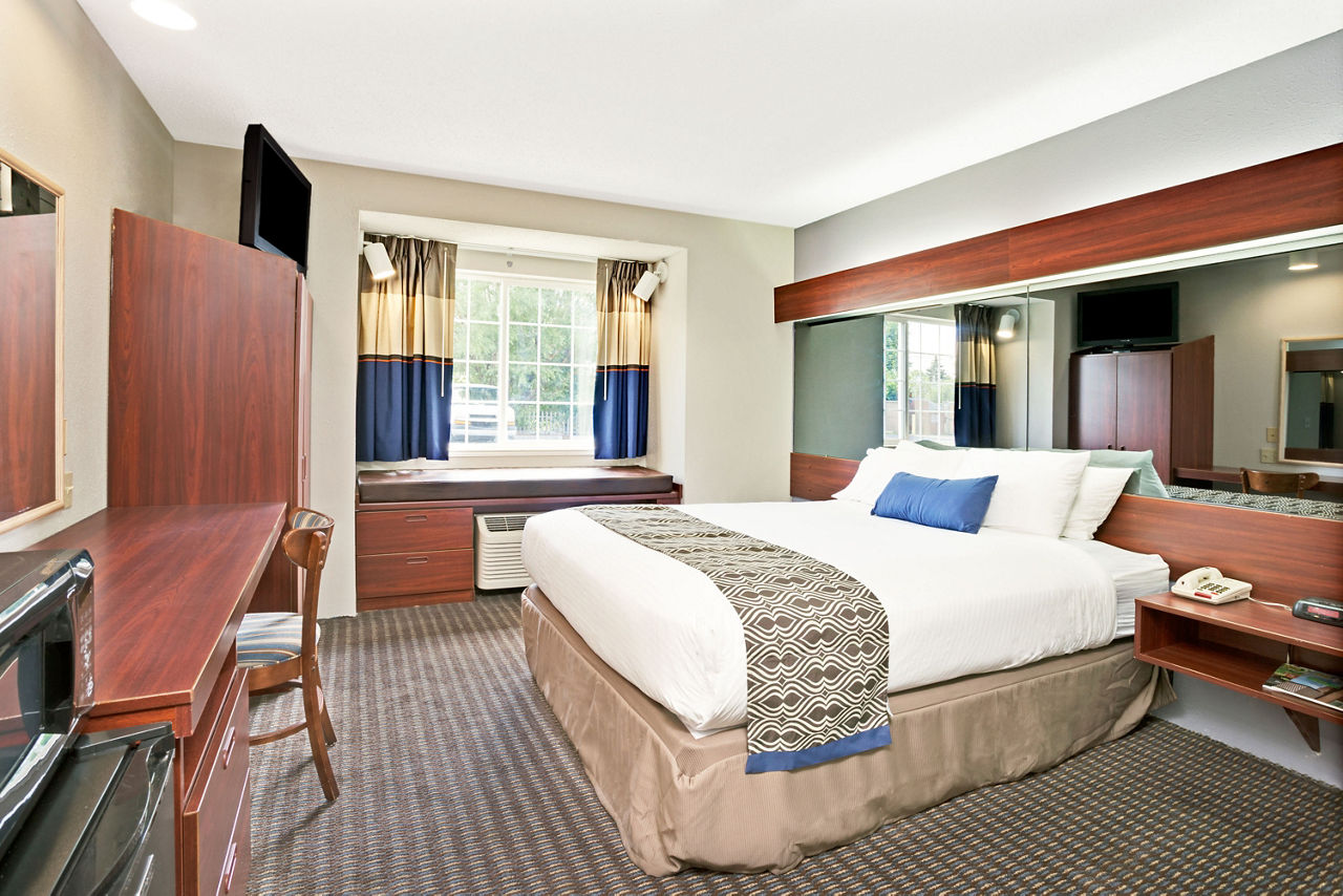 1 Queen Bed Room