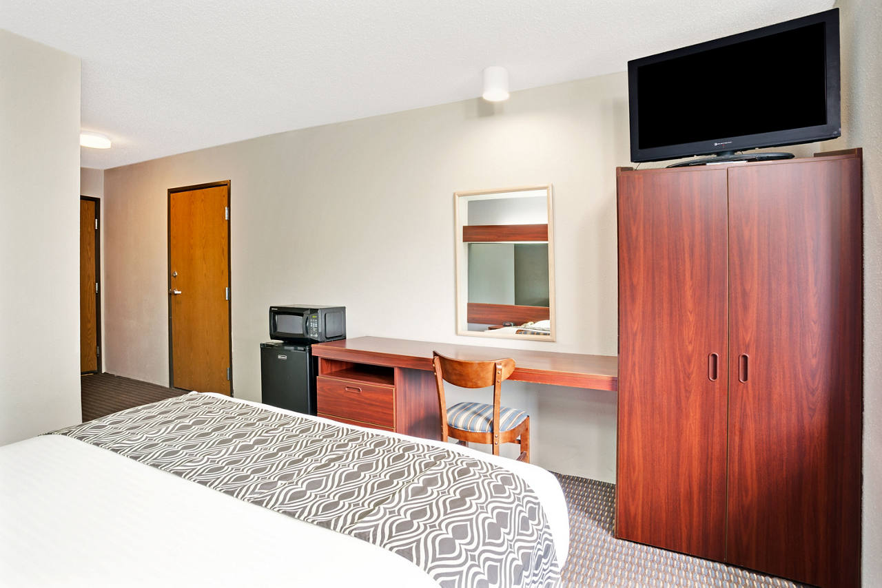 1 Queen Bed Room