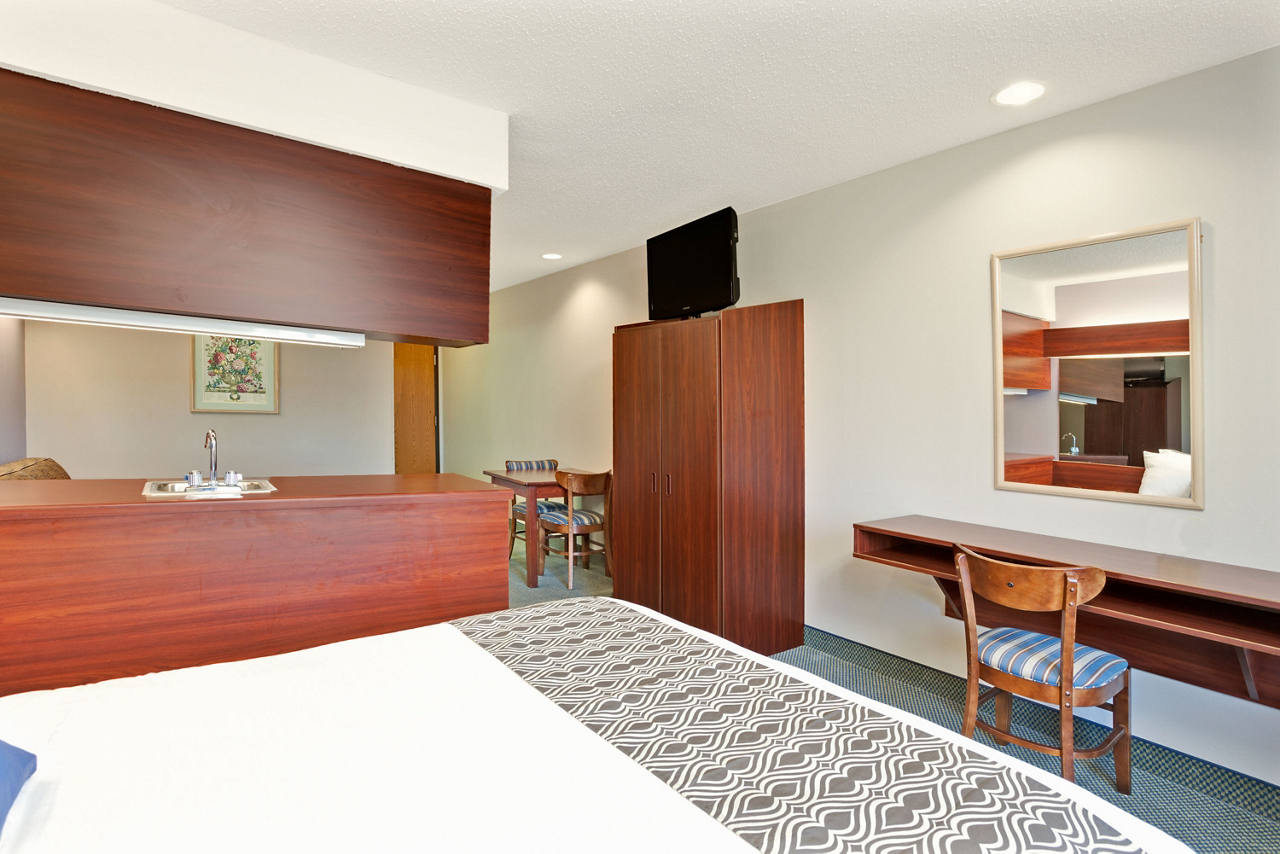 1 Queen Bed Suite