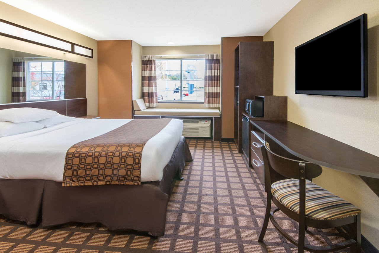1 Queen Bed Room