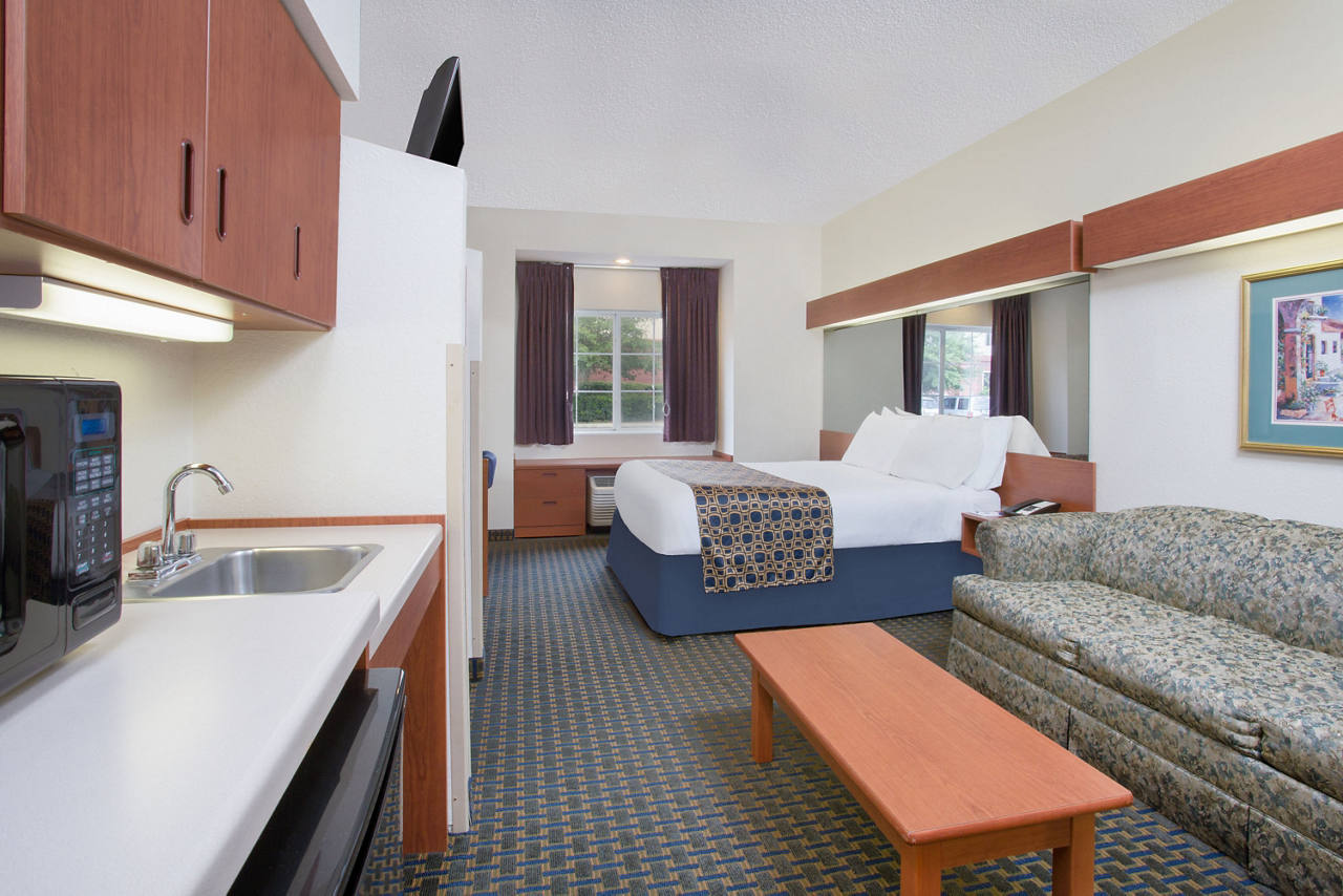 Accessible One Queen Bed Suite