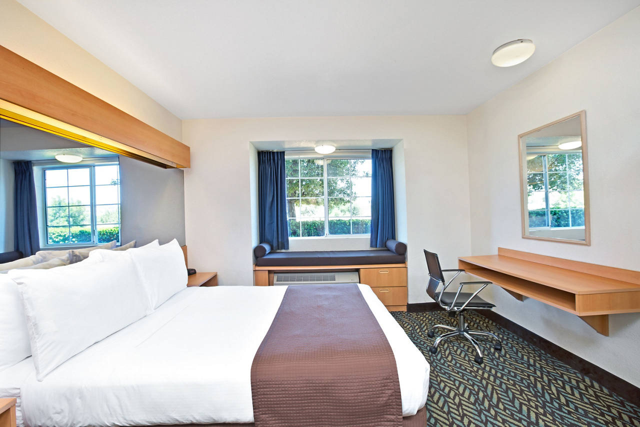 1 Queen Bed Room
