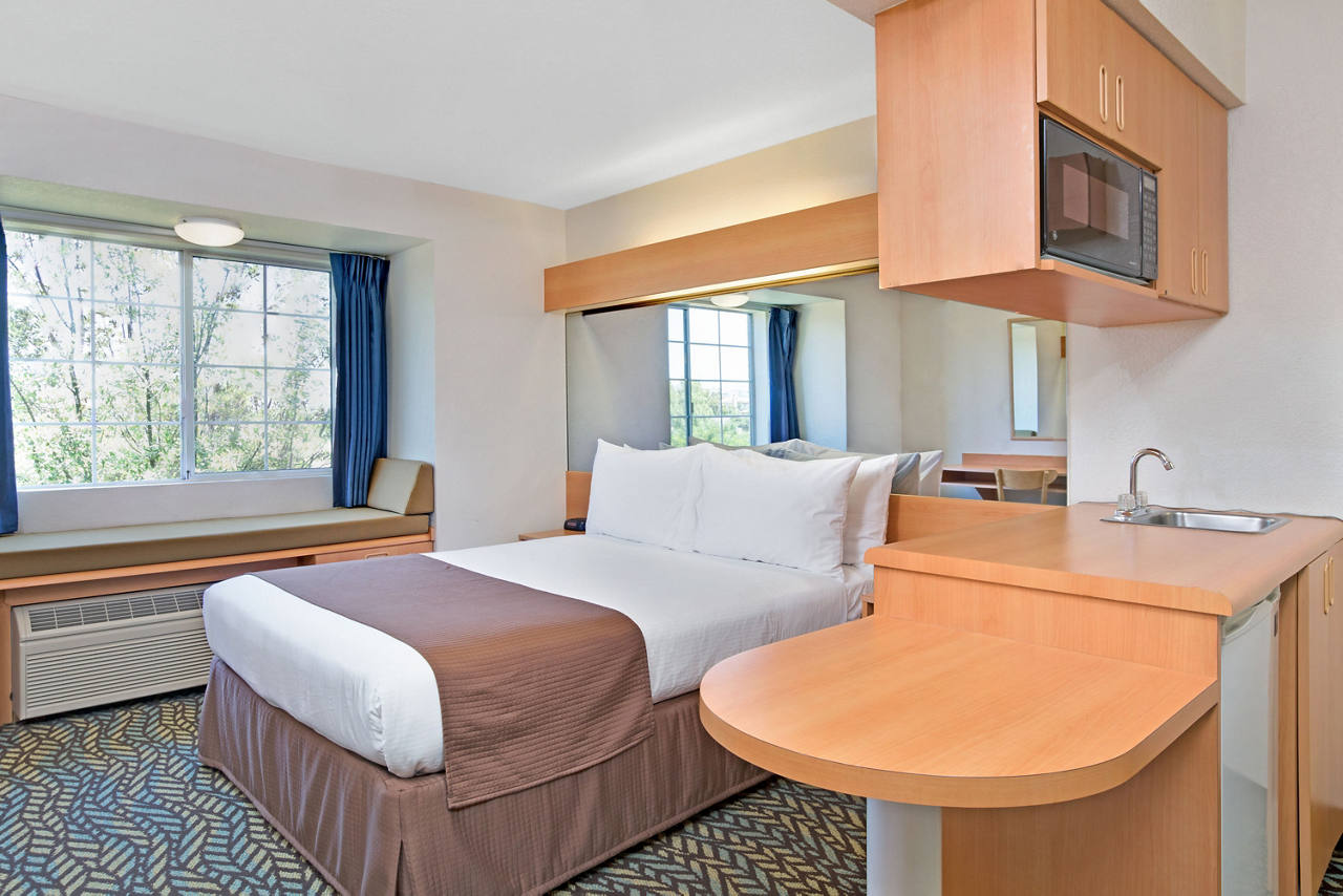 1 Queen Bed Suite