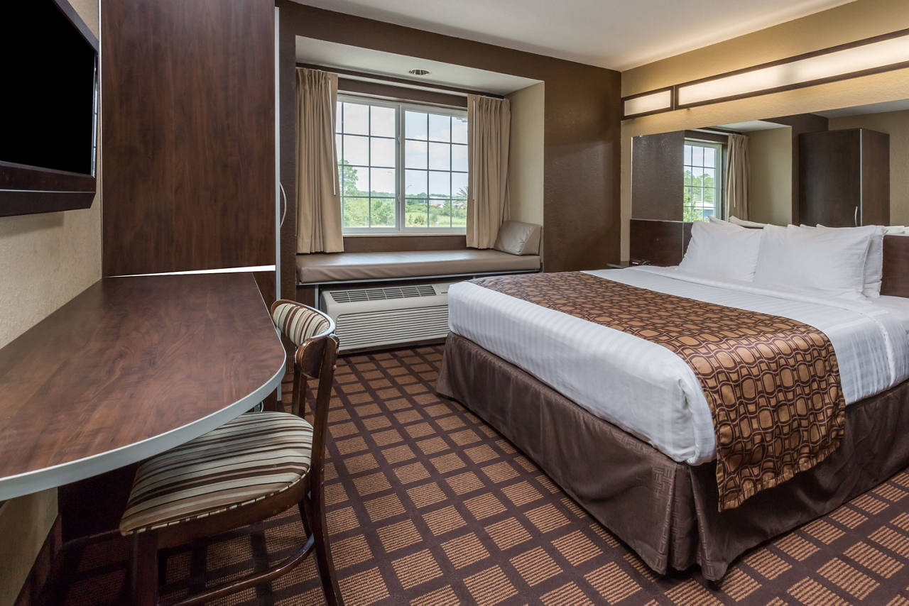 1 Queen Bed Room