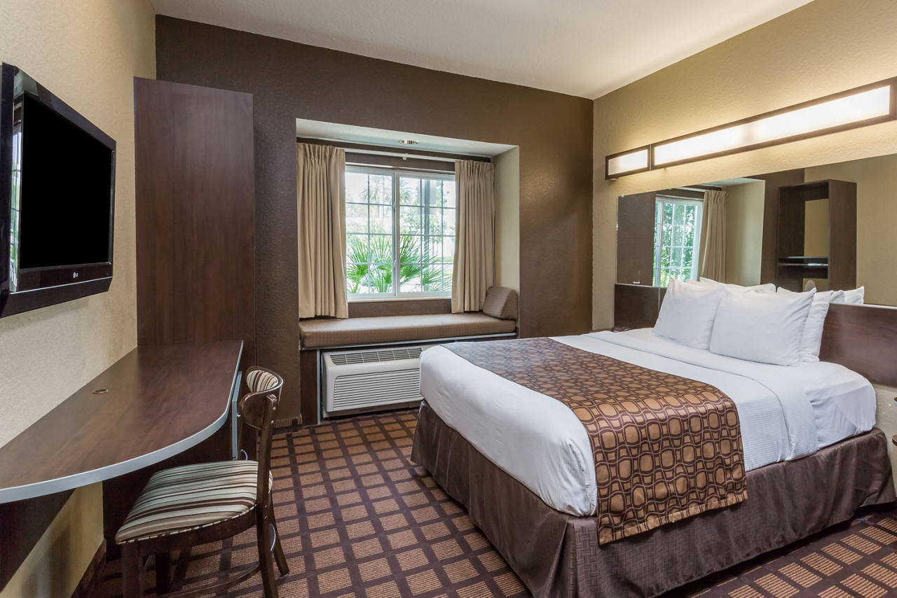 1 Queen Bed Room
