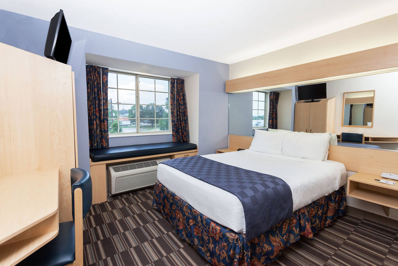 1 Queen Bed Room