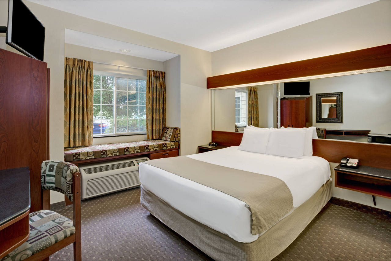 1 Queen Bed Room