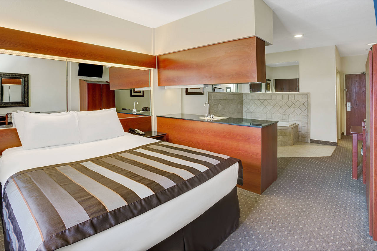 1 Queen Bed Hot Tub Suite