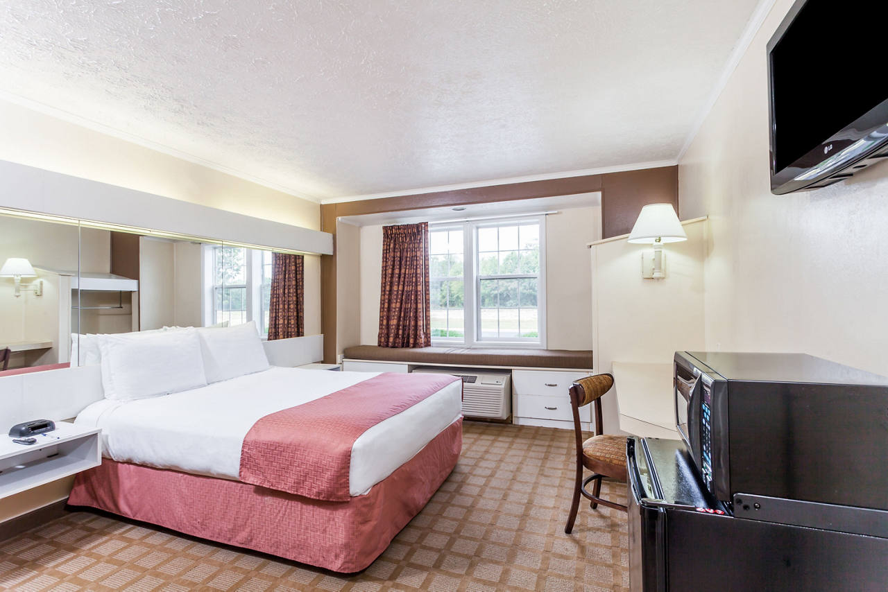 1 Queen Bed Room