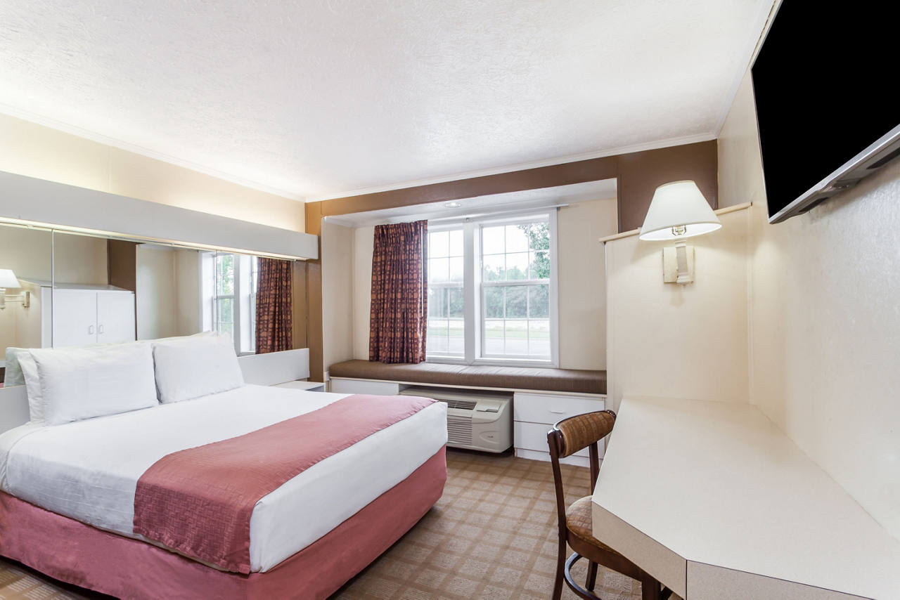 1 Queen Bed Room