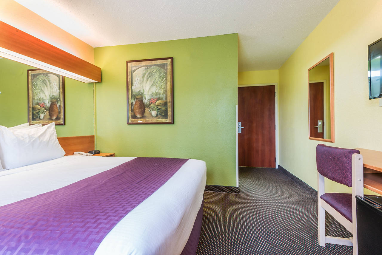 1 Queen Bed Room