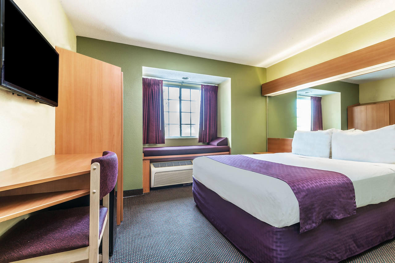 1 Queen Bed Room