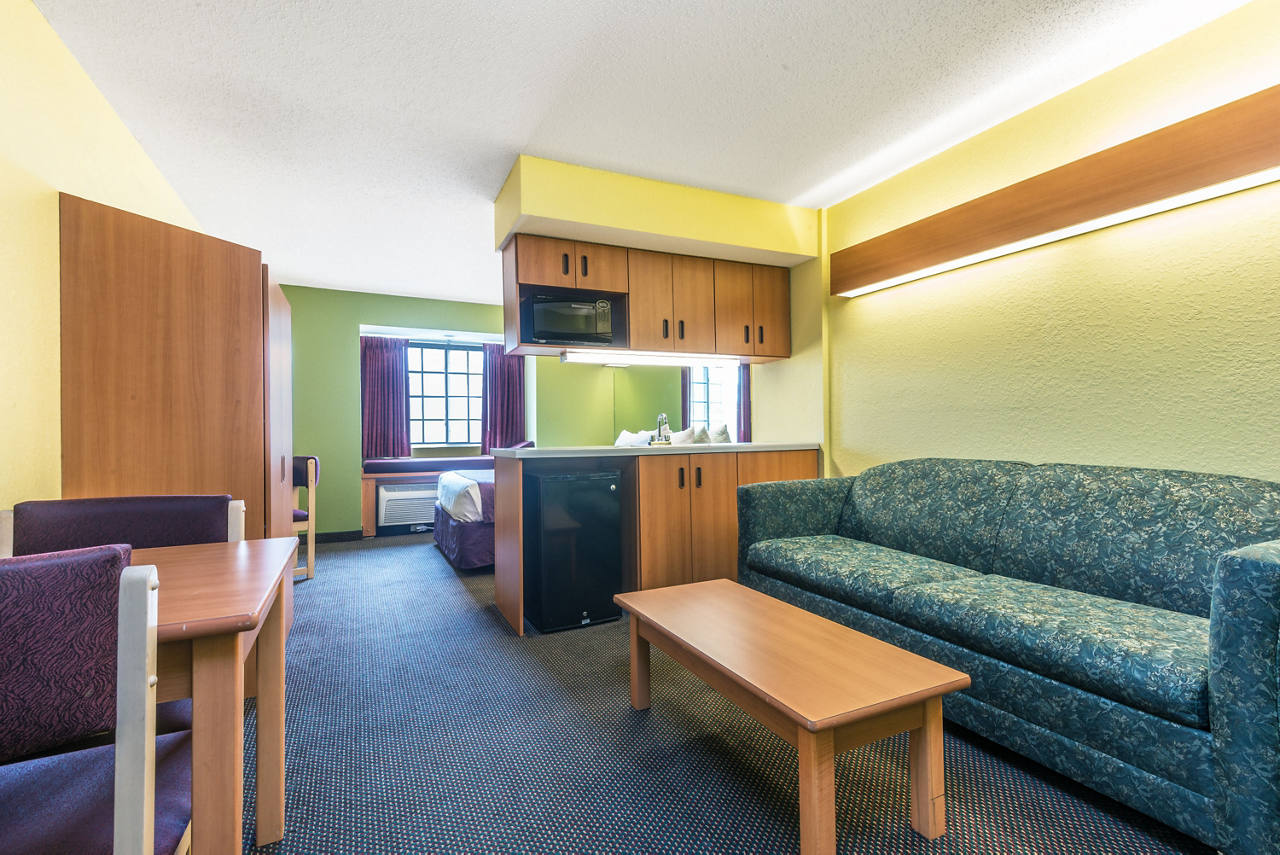 1 Queen Bed Suite