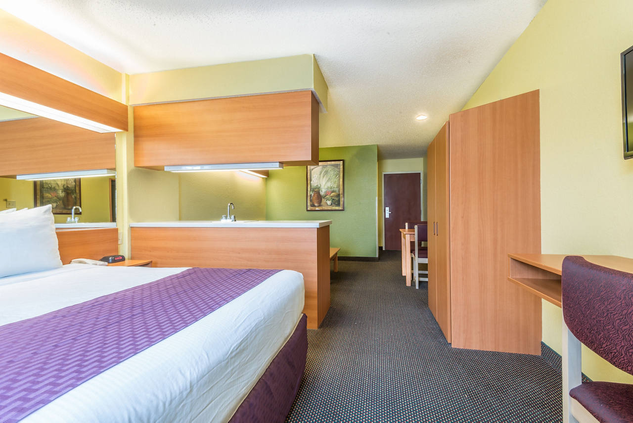 1 Queen Bed Suite