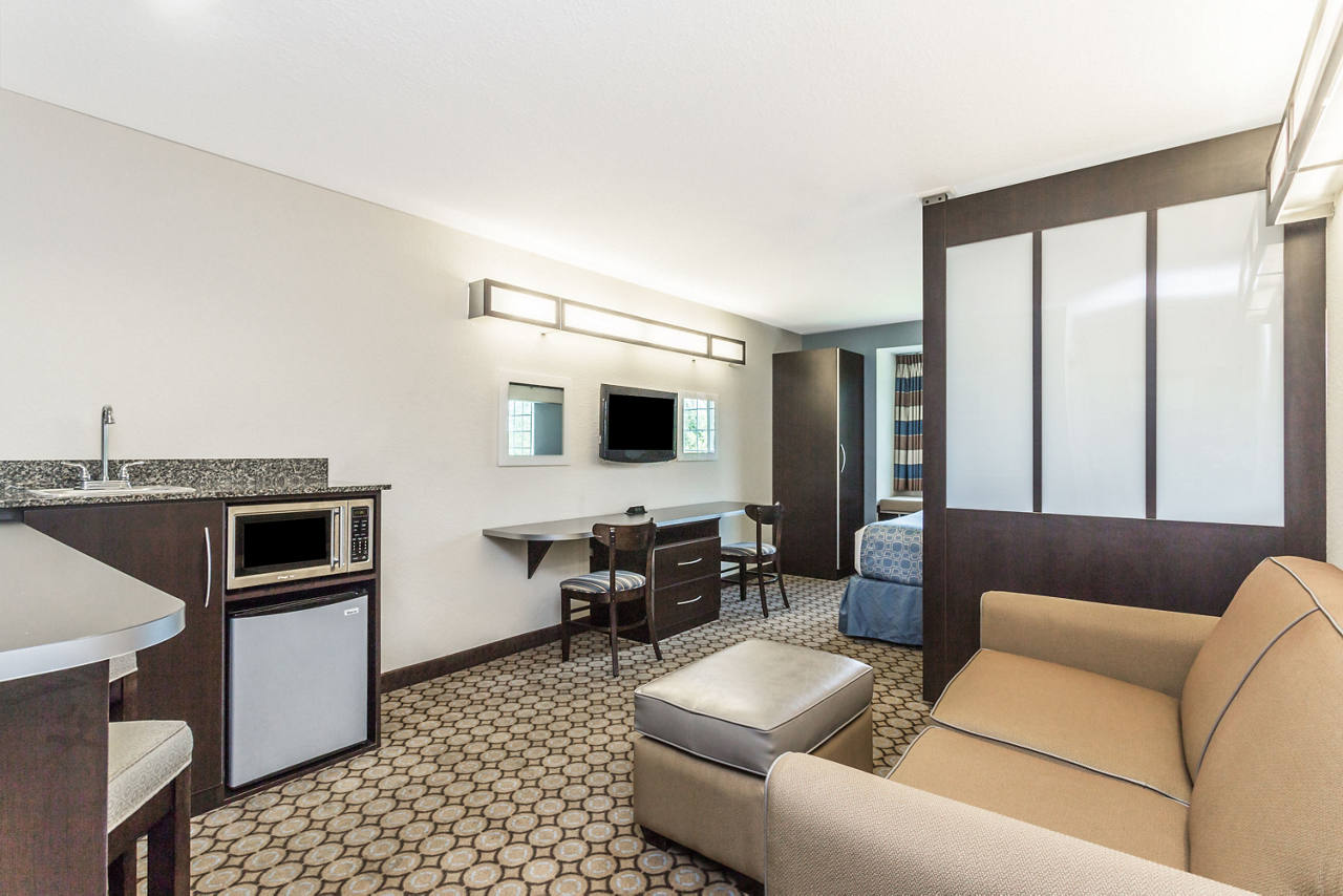 1 Queen Bed Suite