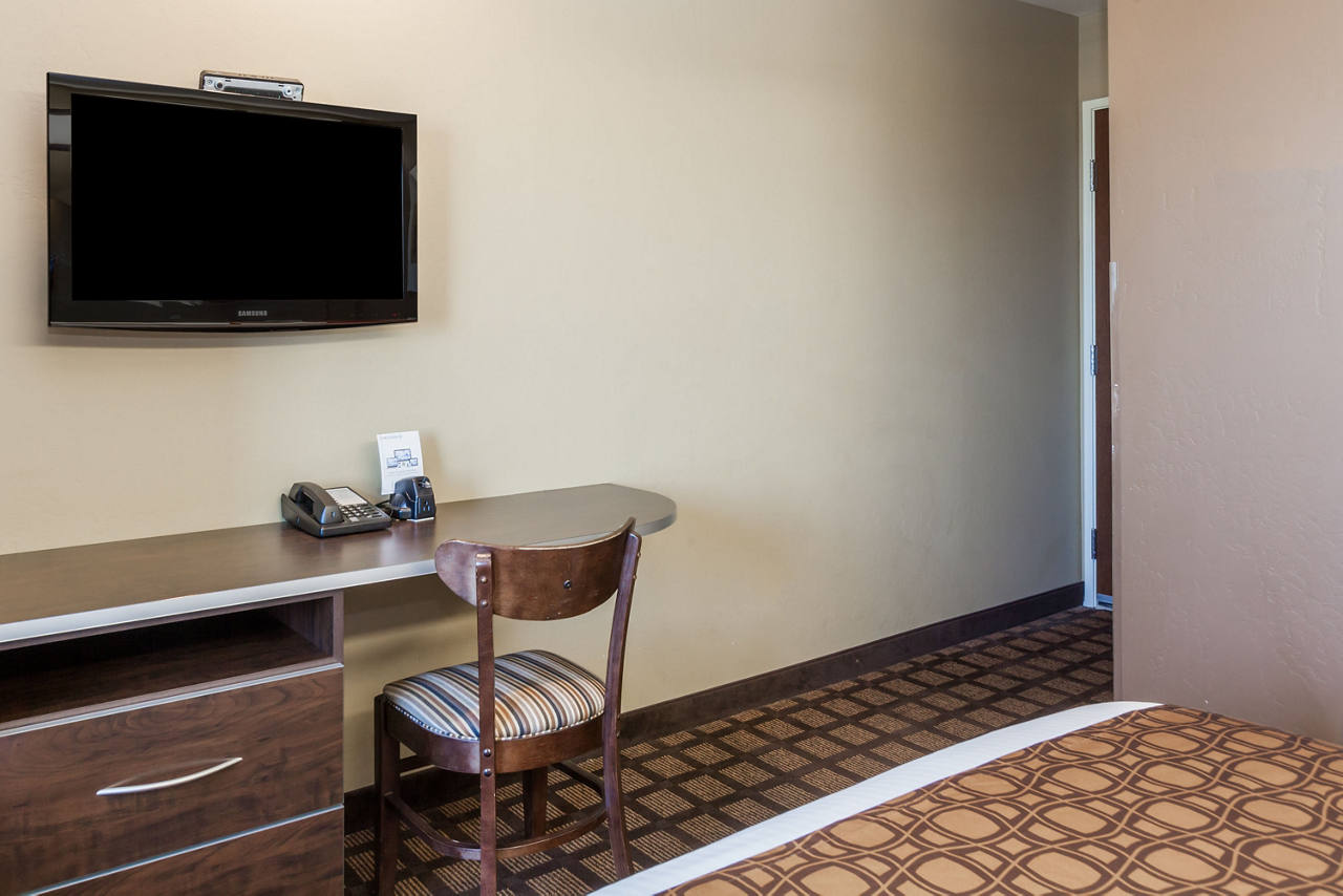 1 Queen Bed Room