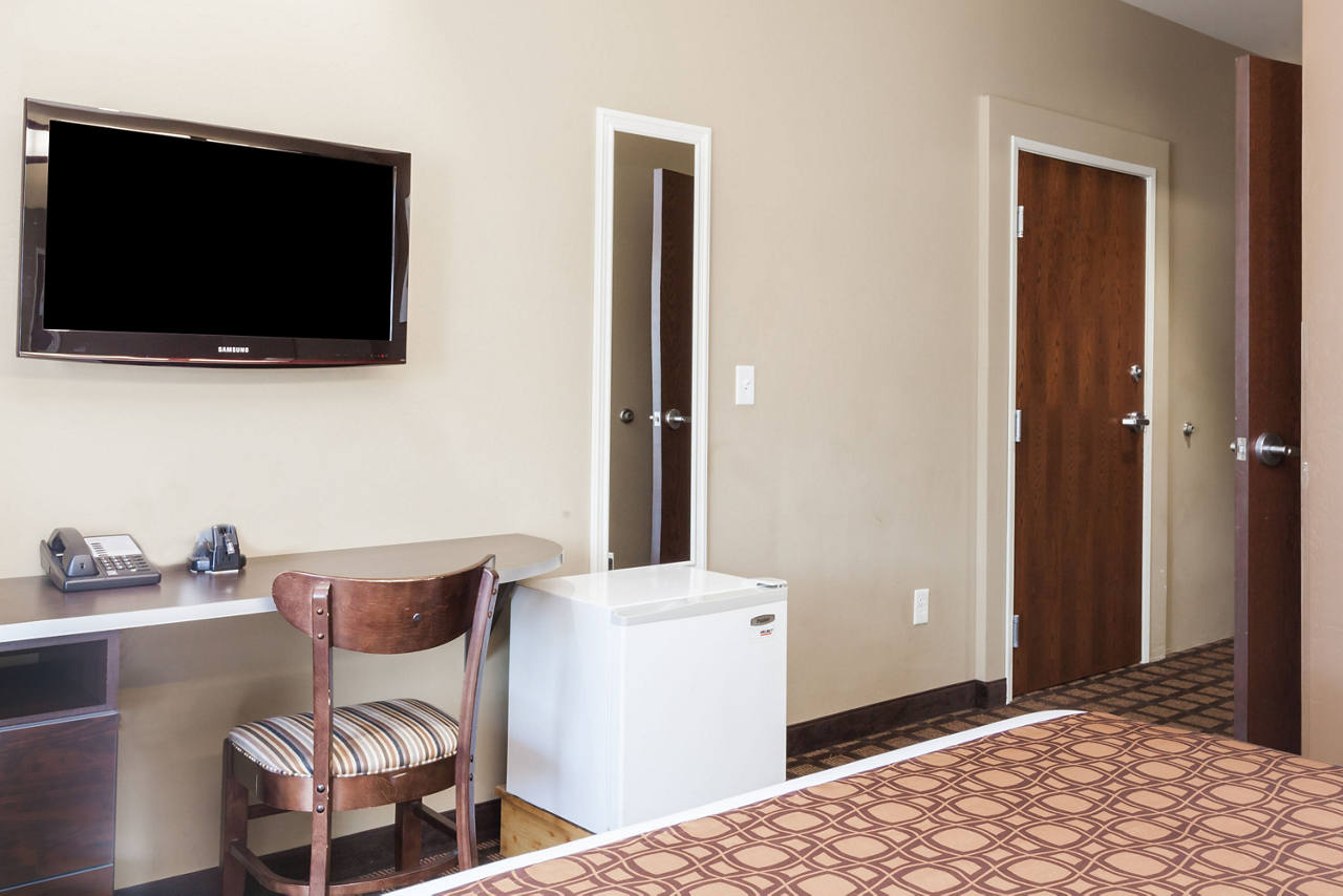1 Queen Bed Room