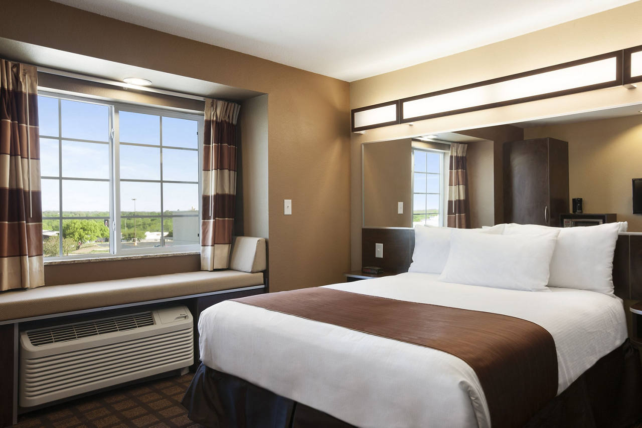 1 Queen Bed Room