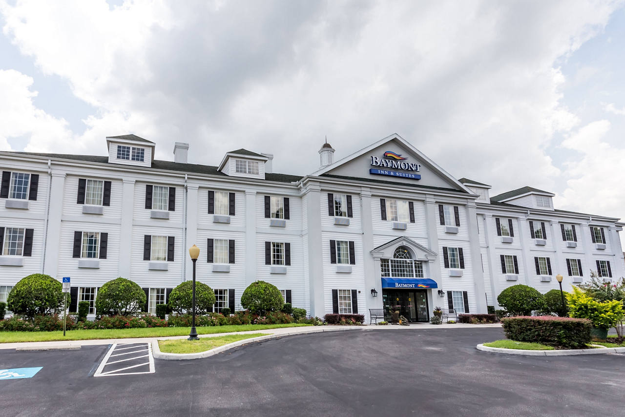 Welcome to the Baymont Inn and Suites Lakeland