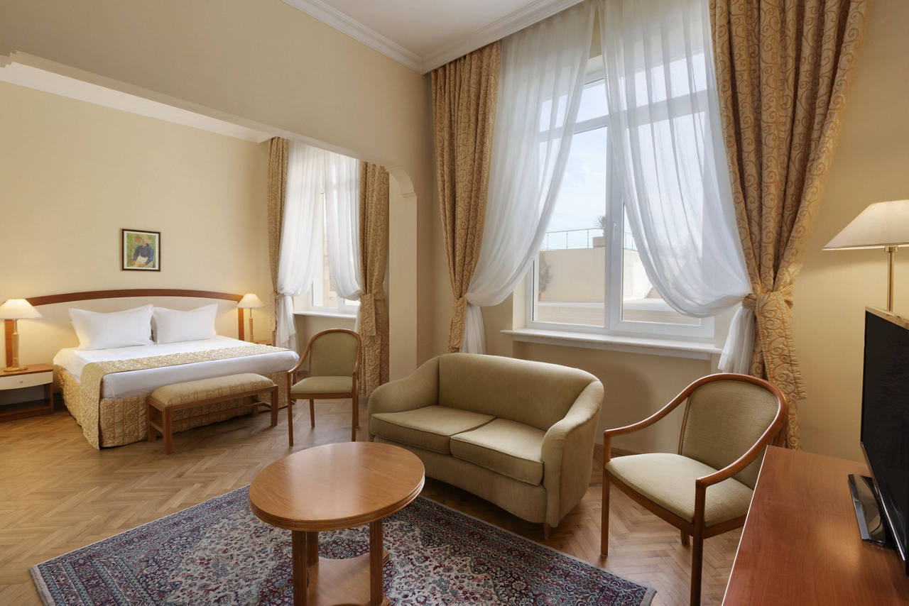 1 King Bed Room