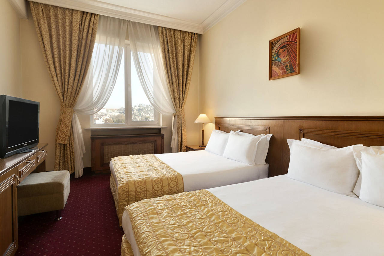 2 Queen Bed Business Suite