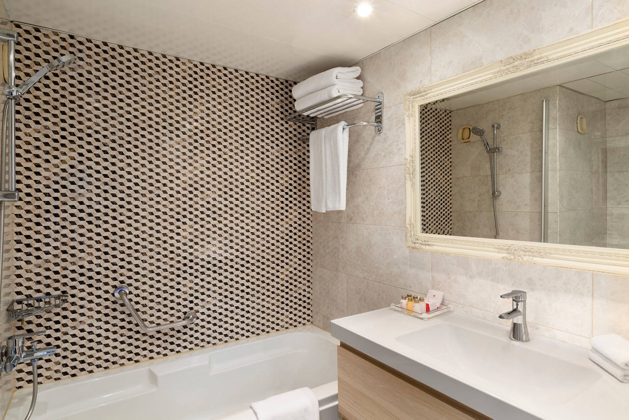 Deluxe bathroom