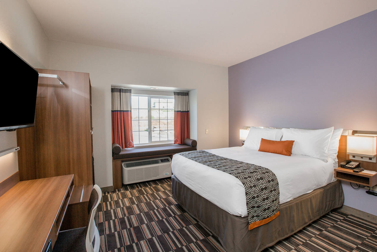 1 Queen Bed Room