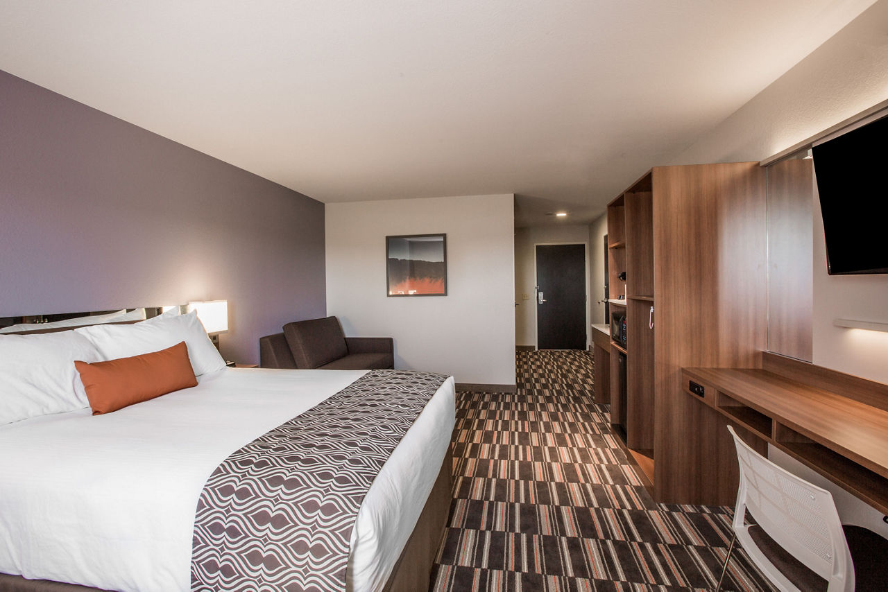 1 Queen Bed Room
