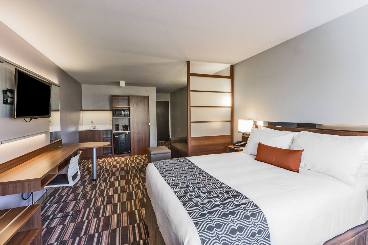 1 Queen Bed Suite
