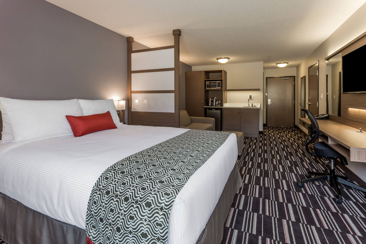 1 Queen Bed Room